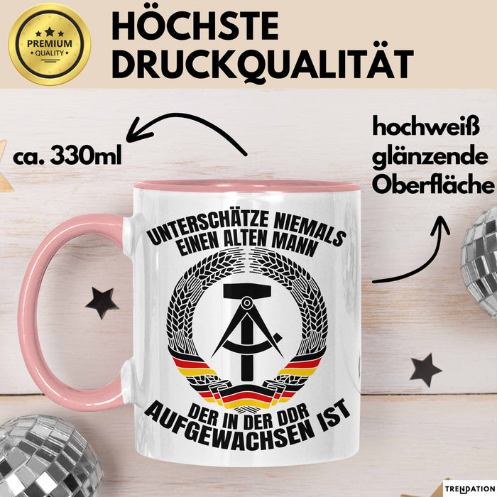 DDR Mann Tasse Geschenk Unterschätze Niemals Einen Alten Mann Der In Der DDR AufgewachsenIst Kaffee-Becher Rosa Trendation