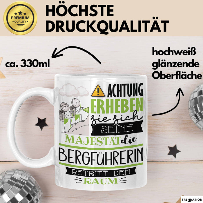 Bergführerin Tasse Geschenk Lustiger Spruch Bitte Erheben Sie Sich Seine Majestät Die Bergführerin Betritt Den Raum Weiß Trendation