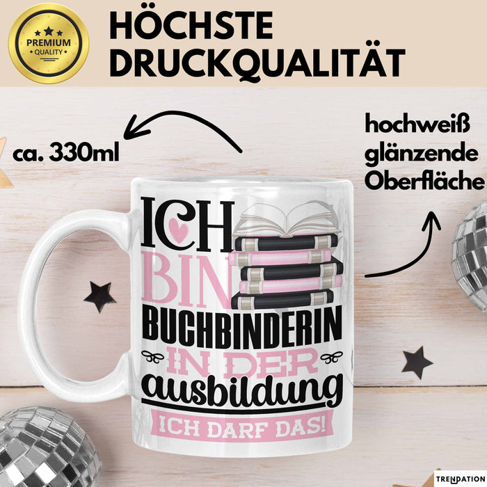 Buchbinderin Ausbildung Start Geschenk Tasse Ich Bin Buchbinderin In Der Ausbildung Ich Darf Das Kaffee-Becher Geschenkidee Weiß Trendation