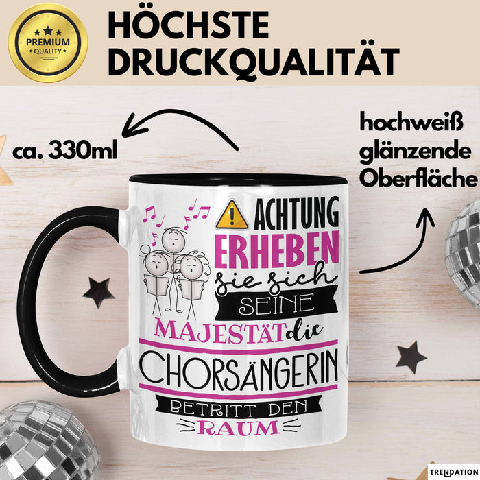 Chorsängerin Tasse Geschenk Lustiger Spruch Bitte Erheben Sie Sich Seine Majestät Die Chorsängerin Betritt Den Raum Schwarz Trendation