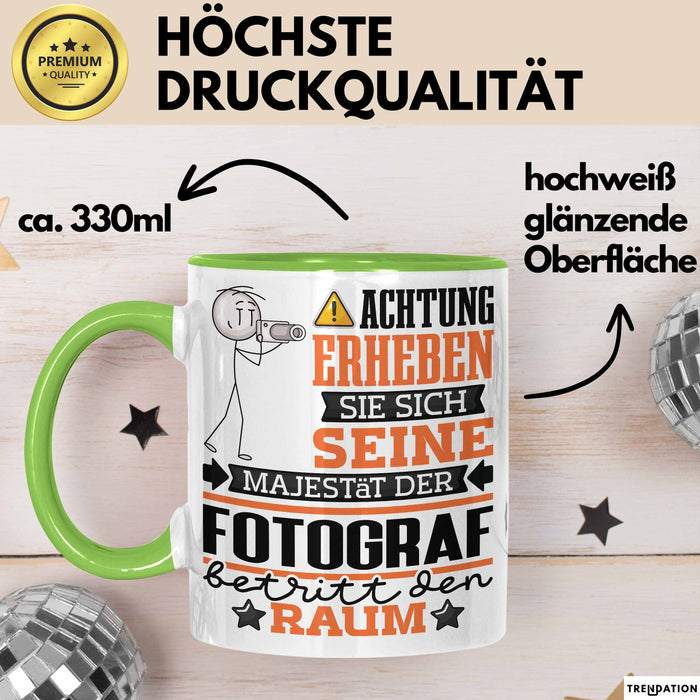 Fotograf Geschenk Tasse Lustiger Spruch Erheben Sie Sich Der Fotograf Betritt den Raum Grün Trendation