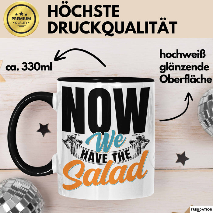 Now We Have The Salad Tasse Geschenk Deutsch Englisch Wortspiel Schwarz Trendation