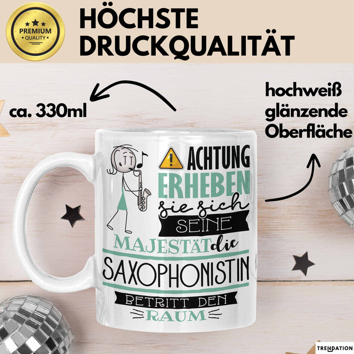 Saxophonistin Tasse Geschenk Lustiger Spruch Bitte Erheben Sie Sich Seine Majestät Die Saxophonistin Betritt Den Raum Weiß Trendation