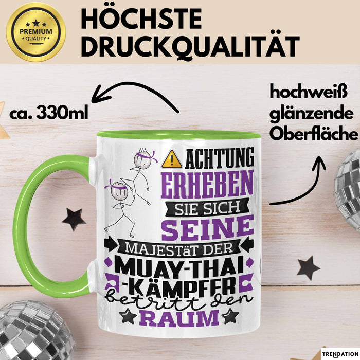 Muay-Thai-Kämpfer Geschenk Tasse Lustiger Spruch Erheben Sie Sich Der Muay-Thai-Kämpfer Betritt den Raum Grün Trendation