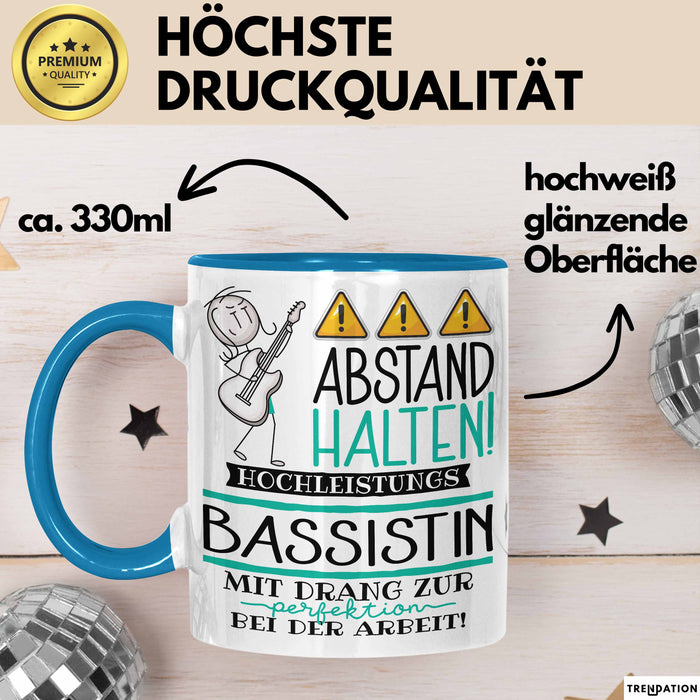Bassistin Tasse Geschenk Lustig Abstand Halten Hochleistungs-Bassistin Mit Drang Zur Perfektion Bei Der Arbeit Blau Trendation