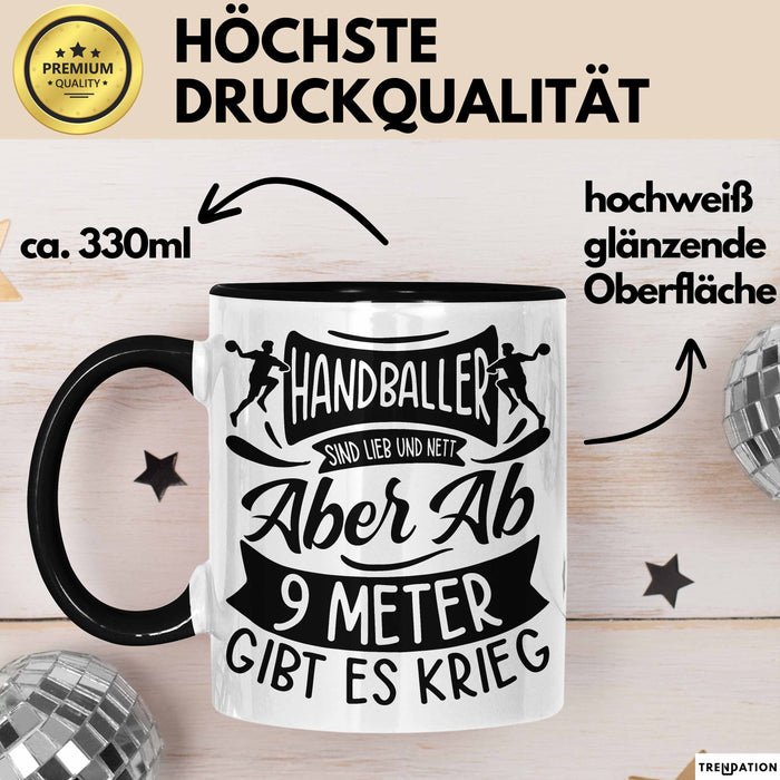 Handball Geschenk Tasse Geschenkidee Handball-Spieler Handballspielerin Mädchen Jungs Kaffee-Becher Ab 9 Meter Gibt Es Krieg Schwarz Trendation