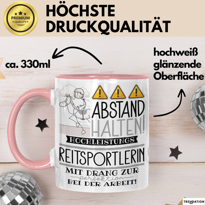 Reitsportlerin Tasse Geschenk Lustig Abstand Halten Hochleistungs-Reitsportlerin Mit Drang Zur Perfektion Bei Der Arbeit Rosa Trendation