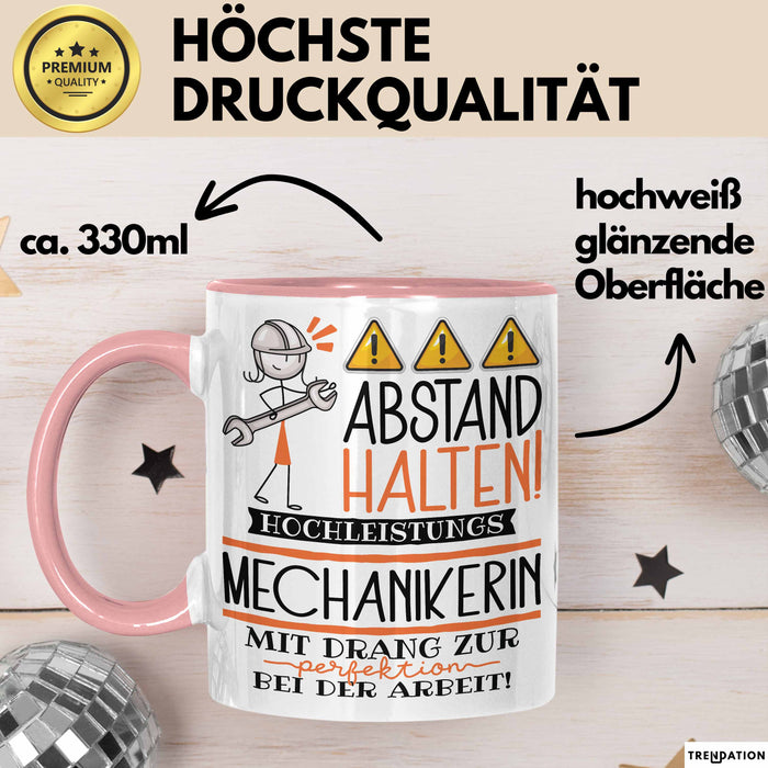 Mechanikerin Tasse Geschenk Lustig Abstand Halten Hochleistungs-Mechanikerin Mit Drang Zur Perfektion Bei Der Arbeit Rosa Trendation