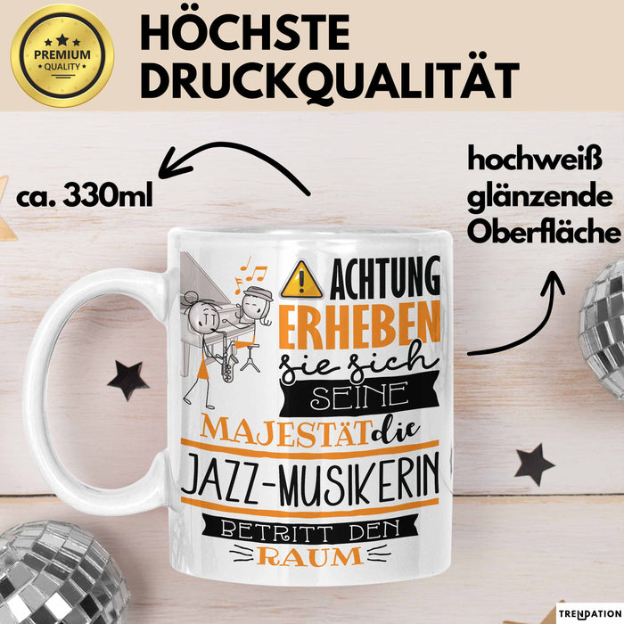 Jazz-Musikerin Tasse Geschenk Lustiger Spruch Bitte Erheben Sie Sich Seine Majestät Die Jazz-Musikerin Betritt Den Raum Weiß Trendation