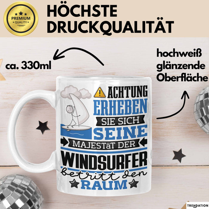 Windsurfer Geschenk Tasse Lustiger Spruch Erheben Sie Sich Der Windsurfer Betritt den Raum Weiß Trendation