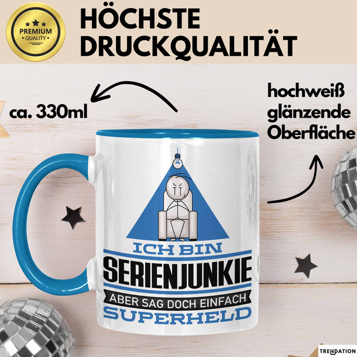 Serienjunkie Geschenk Tasse Ich Bin Serienjunkie Aber Sag Doch Einfach Superheld Lustige Geschenkdiee für Serienjunkie Kaffee-Becher Blau Trendation