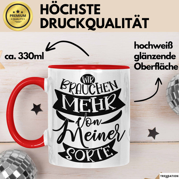 Lustiger Spruch Kaffee-Becher Geschenk für Kollegen Wir Brauchen Mehr Von Meiner Sorte Tasse Rot Trendation