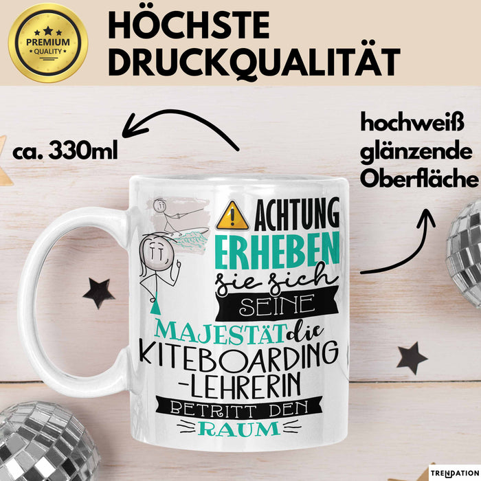 Kiteboarding-Lehrerin Tasse Geschenk Lustiger Spruch Bitte Erheben Sie Sich Seine Majestät Die Kiteboarding-Lehrerin Betritt Den Raum Weiß Trendation