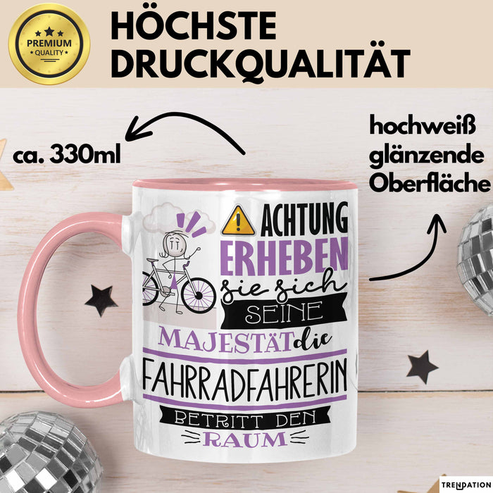 Fahrradfahrerin Tasse Geschenk Lustiger Spruch Bitte Erheben Sie Sich Seine Majestät Die Fahrradfahrerin Betritt Den Raum Rosa Trendation