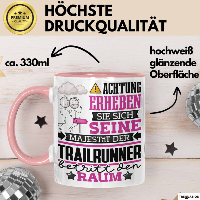 Trailrunner Geschenk Tasse Lustiger Spruch Erheben Sie Sich Der Trailrunner Betritt den Raum Rosa Trendation