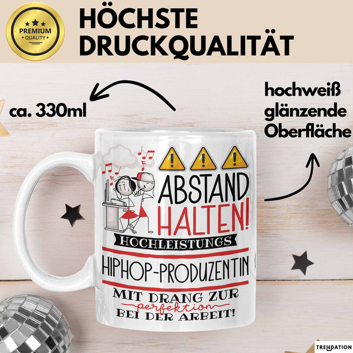 Hiphop-Produzentin Tasse Geschenk Lustig Abstand Halten Hochleistungs-Hiphop-Produzentin Mit Drang Zur Perfektion Bei Der Arbeit Weiß Trendation