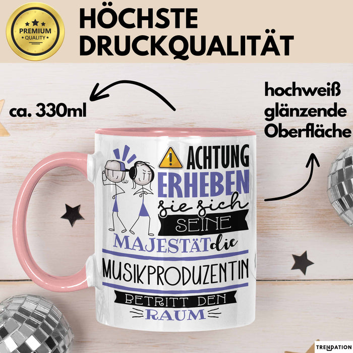 Musikproduzentin Tasse Geschenk Lustiger Spruch Bitte Erheben Sie Sich Seine Majestät Die Musikproduzentin Betritt Den Raum Rosa Trendation