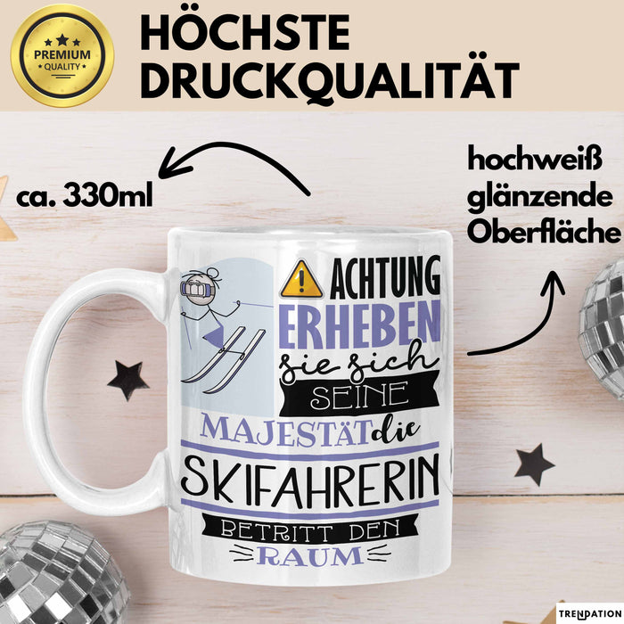 Skifahrerin Tasse Geschenk Lustiger Spruch Bitte Erheben Sie Sich Seine Majestät Die Skifahrerin Betritt Den Raum Weiß Trendation
