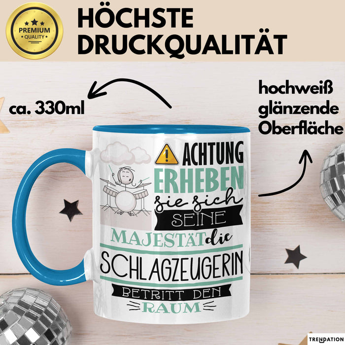 Schlagzeugerin Tasse Geschenk Lustiger Spruch Bitte Erheben Sie Sich Seine Majestät Die Schlagzeugerin Betritt Den Raum Blau Trendation