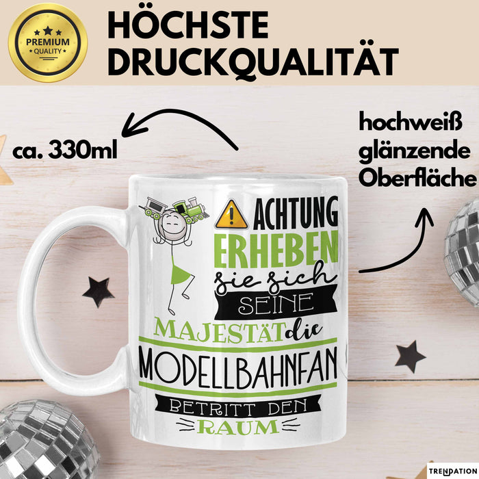 Modellbahnfan Tasse Geschenk Lustiger Spruch Bitte Erheben Sie Sich Seine Majestät Die Modellbahnfan Betritt Den Raum Weiß Trendation