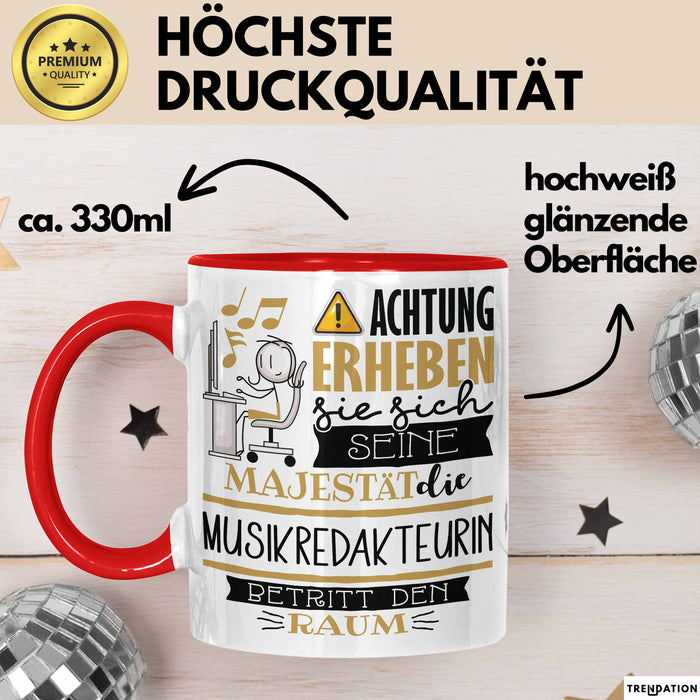 Musikredakteurin Tasse Geschenk Lustiger Spruch Bitte Erheben Sie Sich Seine Majestät Die Musikredakteurin Betritt Den Raum Rot Trendation