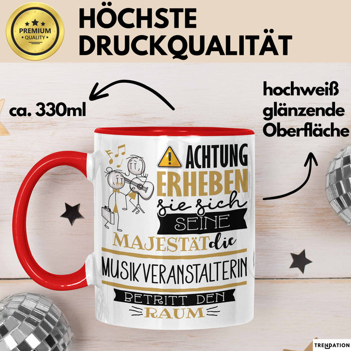 Musikveranstalterin Tasse Geschenk Lustiger Spruch Bitte Erheben Sie Sich Seine Majestät Die Musikveranstalterin Betritt Den Raum Rot Trendation