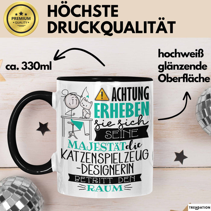 Katzenspielzeug-Designerin Tasse Geschenk Lustiger Spruch Bitte Erheben Sie Sich Seine Majestät Die Katzenspielzeug-Designerin Betritt Den Raum Schwarz Trendation