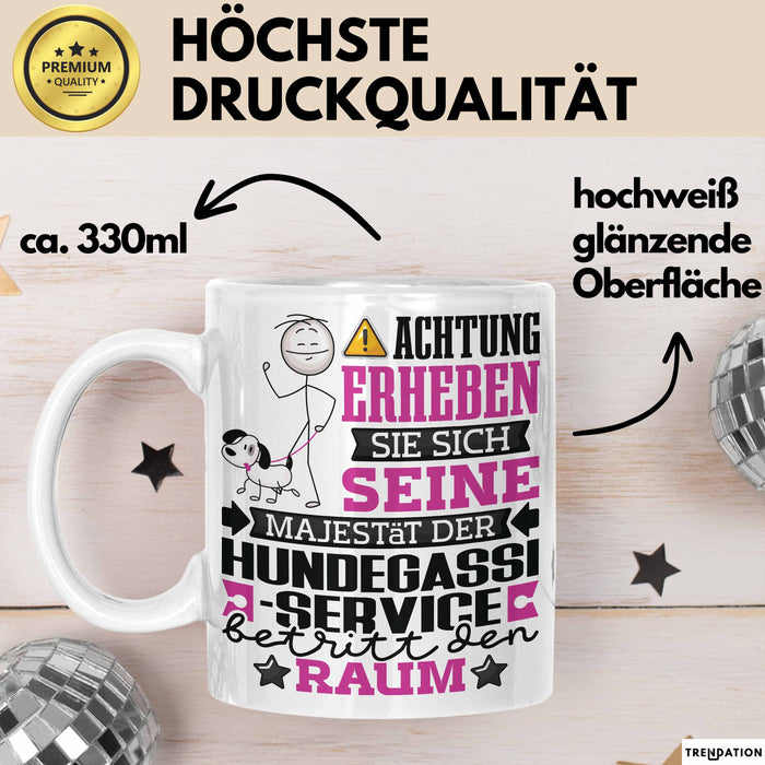 Hundegassi-Service Geschenk Tasse Lustiger Spruch Erheben Sie Sich Der Hundegassi-Service Betritt den Raum Weiß Trendation