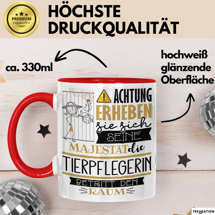 Tierpflegerin Tasse Geschenk Lustiger Spruch Bitte Erheben Sie Sich Seine Majestät Die Tierpflegerin Betritt Den Raum Rot Trendation