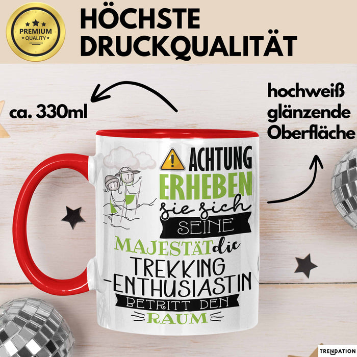 Trekking-Enthusiastin Tasse Geschenk Lustiger Spruch Bitte Erheben Sie Sich Seine Majestät Die Trekking-Enthusiastin Betritt Den Raum Rot Trendation