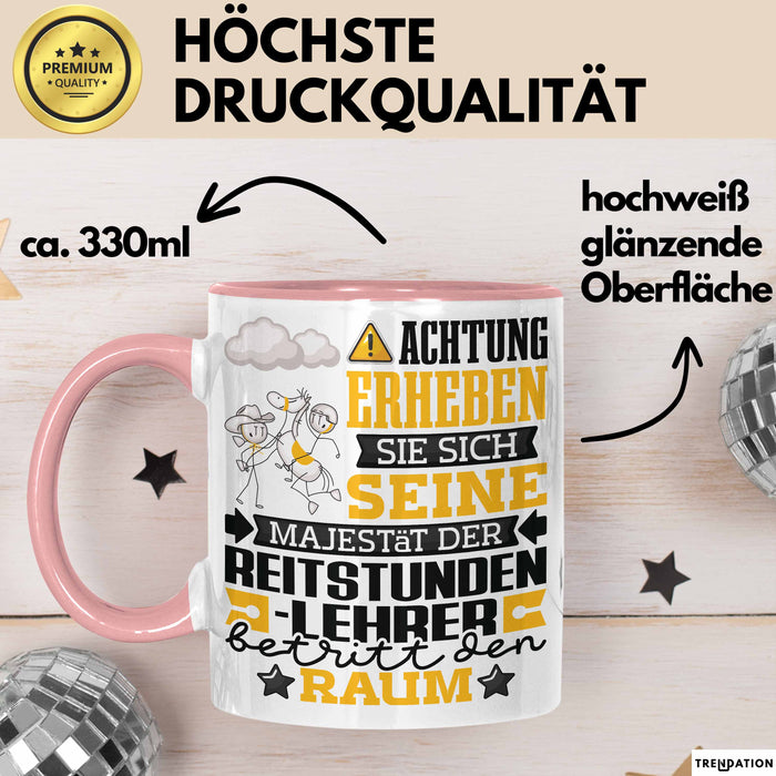 Reitstundenlehrer Geschenk Tasse Lustiger Spruch Erheben Sie Sich Der Reitstundenlehrer Betritt den Raum Rosa Trendation