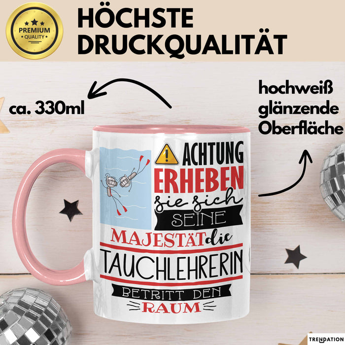 Tauchlehrerin Tasse Geschenk Lustiger Spruch Bitte Erheben Sie Sich Seine Majestät Die Tauchlehrerin Betritt Den Raum Rosa Trendation