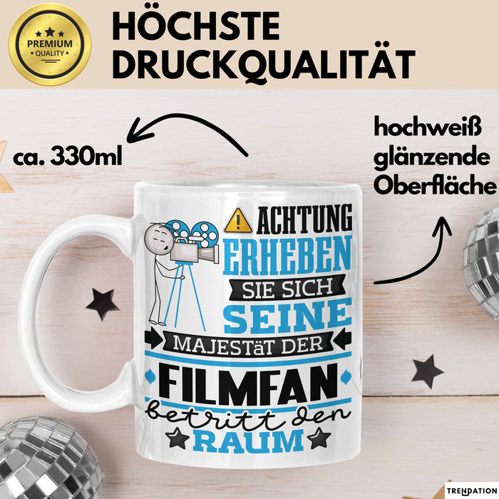 Filmfan Geschenk Tasse Lustiger Spruch Erheben Sie Sich Der Filmfan Betritt den Raum Weiß Trendation