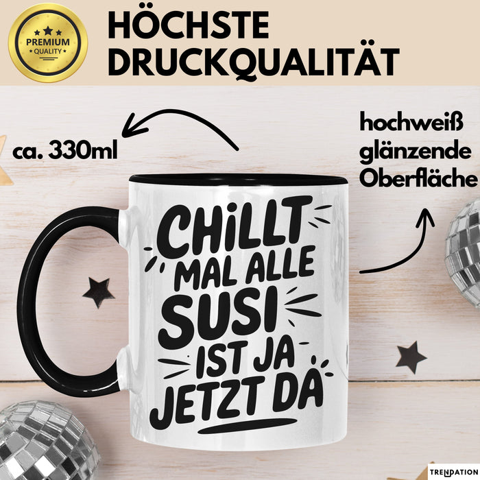 Susi Tasse Geschenk Chillt Mal Alle Susi Ist Ja Jetzt Da Geschenkidee Becher mit Name Schwarz Trendation