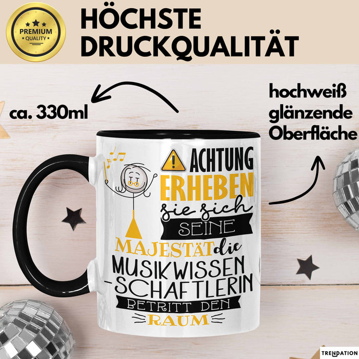 Musikwissenschaftlerin Tasse Geschenk Lustiger Spruch Bitte Erheben Sie Sich Seine Majestät Die Musikwissenschaftlerin Betritt Den Raum Schwarz Trendation