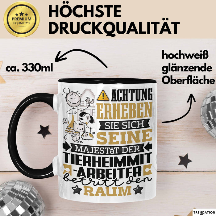 Tierheimmitarbeiter Geschenk Tasse Lustiger Spruch Erheben Sie Sich Der Tierheimmitarbeiter Betritt den Raum Schwarz Trendation