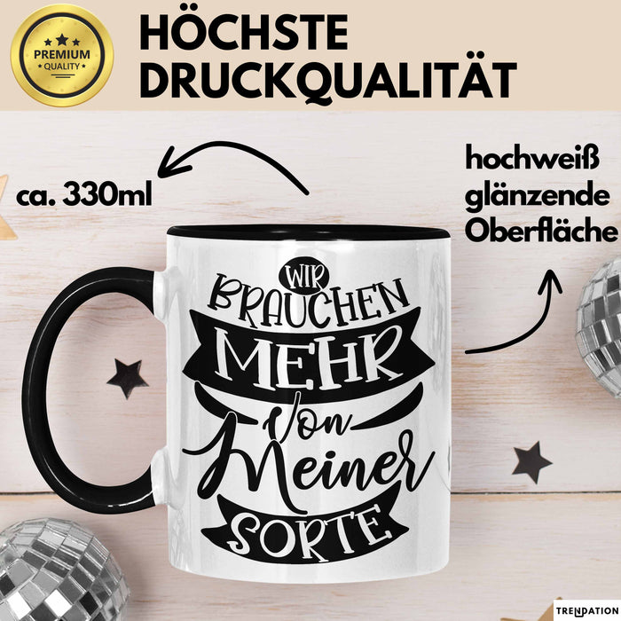 Lustiger Spruch Kaffee-Becher Geschenk für Kollegen Wir Brauchen Mehr Von Meiner Sorte Tasse Schwarz Trendation