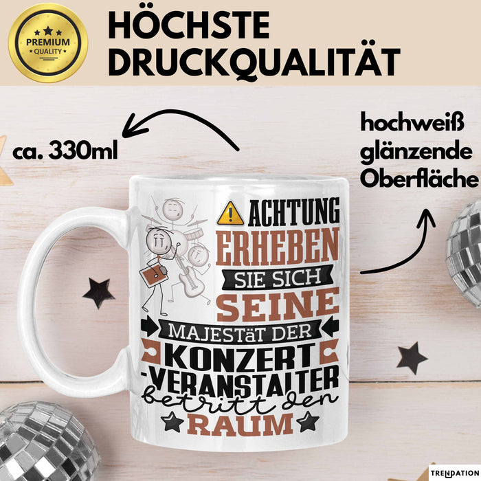 Konzertveranstalter Geschenk Tasse Lustiger Spruch Erheben Sie Sich Der Konzertveranstalter Betritt den Raum Weiß Trendation