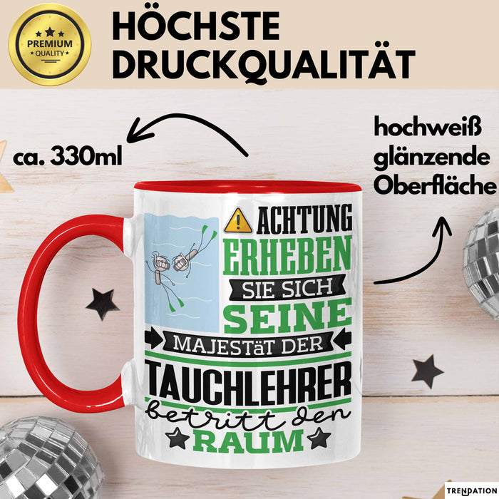 Tauchlehrer Geschenk Tasse Lustiger Spruch Erheben Sie Sich Der Tauchlehrer Betritt den Raum Rot Trendation