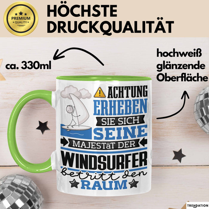 Windsurfer Geschenk Tasse Lustiger Spruch Erheben Sie Sich Der Windsurfer Betritt den Raum Grün Trendation