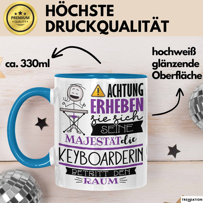 Keyboarderin Tasse Geschenk Lustiger Spruch Bitte Erheben Sie Sich Seine Majestät Die Keyboarderin Betritt Den Raum Blau Trendation