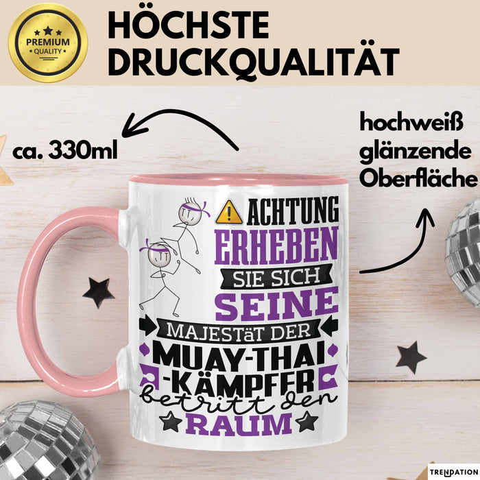 Muay-Thai-Kämpfer Geschenk Tasse Lustiger Spruch Erheben Sie Sich Der Muay-Thai-Kämpfer Betritt den Raum Rosa Trendation