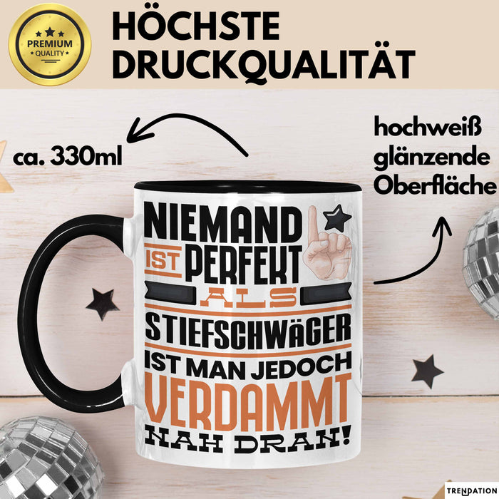 Stiefschwäger Geschenk Tasse Lustige Geschenkidee für Stiefschwäger Geburtstag Kaffee-Becher Niemand Ist Perfekt Aber Als Stiefschwäger Ist Man Nah Dran Schwarz Trendation