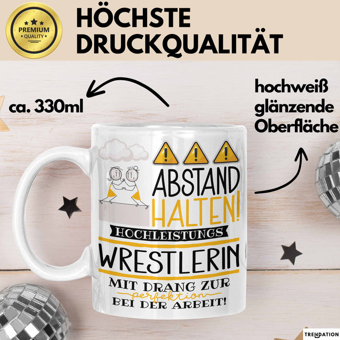 Wrestlerin Tasse Geschenk Lustig Abstand Halten Hochleistungs-Wrestlerin Mit Drang Zur Perfektion Bei Der Arbeit Weiß Trendation