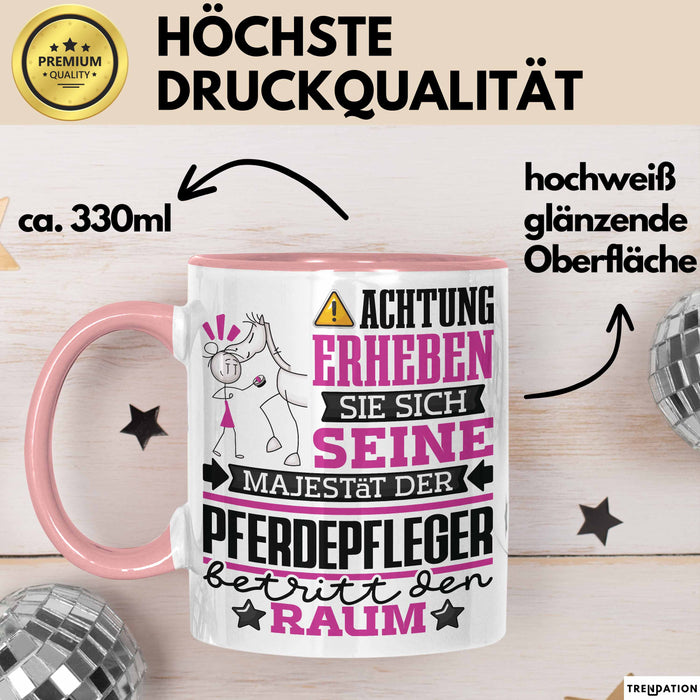 Pferdepfleger Geschenk Tasse Lustiger Spruch Erheben Sie Sich Der Pferdepfleger Betritt den Raum Rosa Trendation
