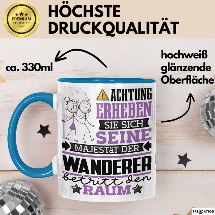Wanderer Geschenk Tasse Lustiger Spruch Erheben Sie Sich Der Wanderer Betritt den Raum Blau Trendation