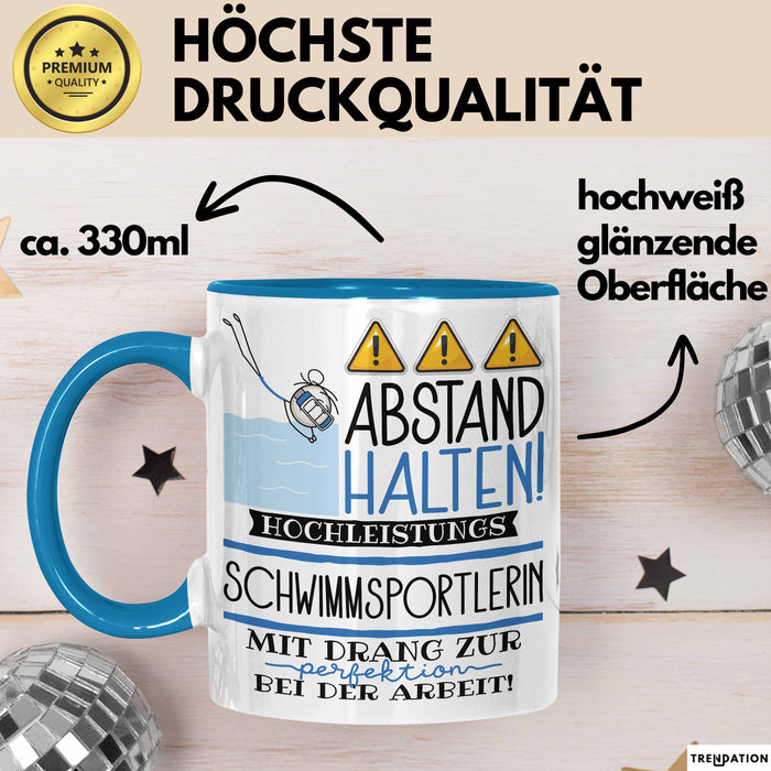Schwimmsportlerin Tasse Geschenk Lustig Abstand Halten Hochleistungs-Schwimmsportlerin Mit Drang Zur Perfektion Bei Der Arbeit Blau Trendation