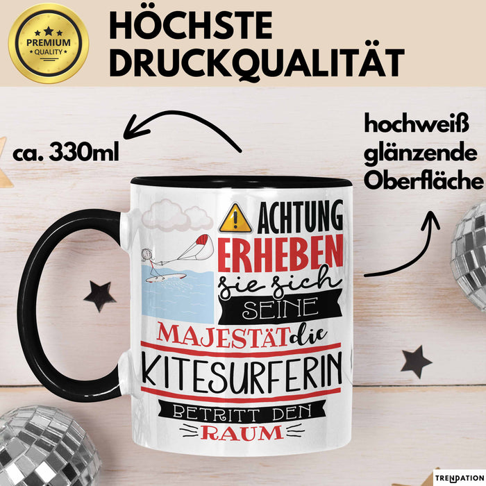 Kitesurferin Tasse Geschenk Lustiger Spruch Bitte Erheben Sie Sich Seine Majestät Die Kitesurferin Betritt Den Raum Schwarz Trendation