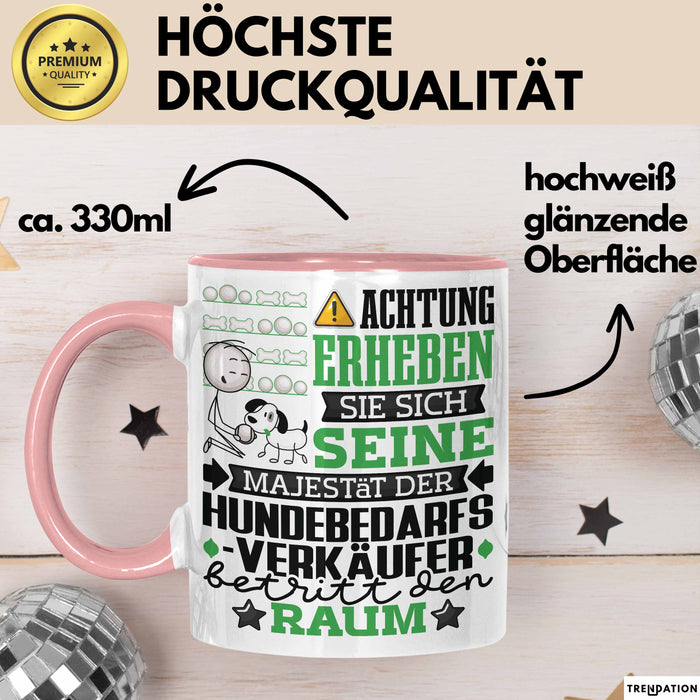 Hundebedarfsverkäufer Geschenk Tasse Lustiger Spruch Erheben Sie Sich Der Hundebedarfsverkäufer Betritt den Raum Rosa Trendation