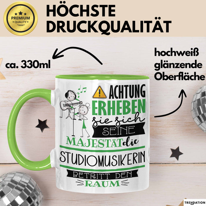 Studiomusikerin Tasse Geschenk Lustiger Spruch Bitte Erheben Sie Sich Seine Majestät Die Studiomusikerin Betritt Den Raum Grün Trendation